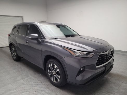 Used 2020 Toyota Highlander XLE FWD image 13