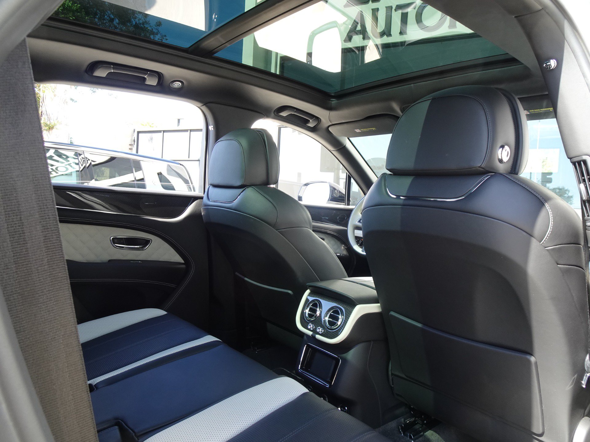 Used 2022 Bentley Bentayga AWD/4WD image 18
