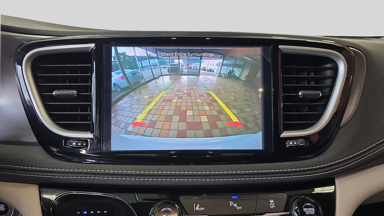Used 2023 Chrysler Pacifica Touring-L FWD image 22