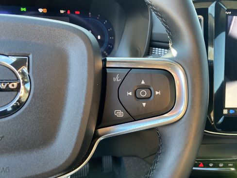 Used 2025 Volvo XC40 B5 Plus image 34