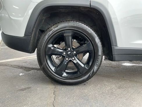 Used 2023 Jeep Grand Cherokee Altitude image 37