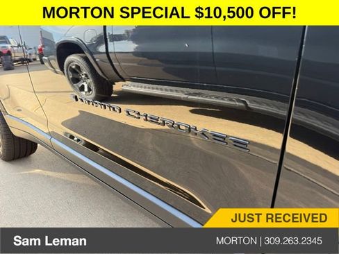 New 2025 Jeep Grand Cherokee Limited w/ Black Appearance Package image 5