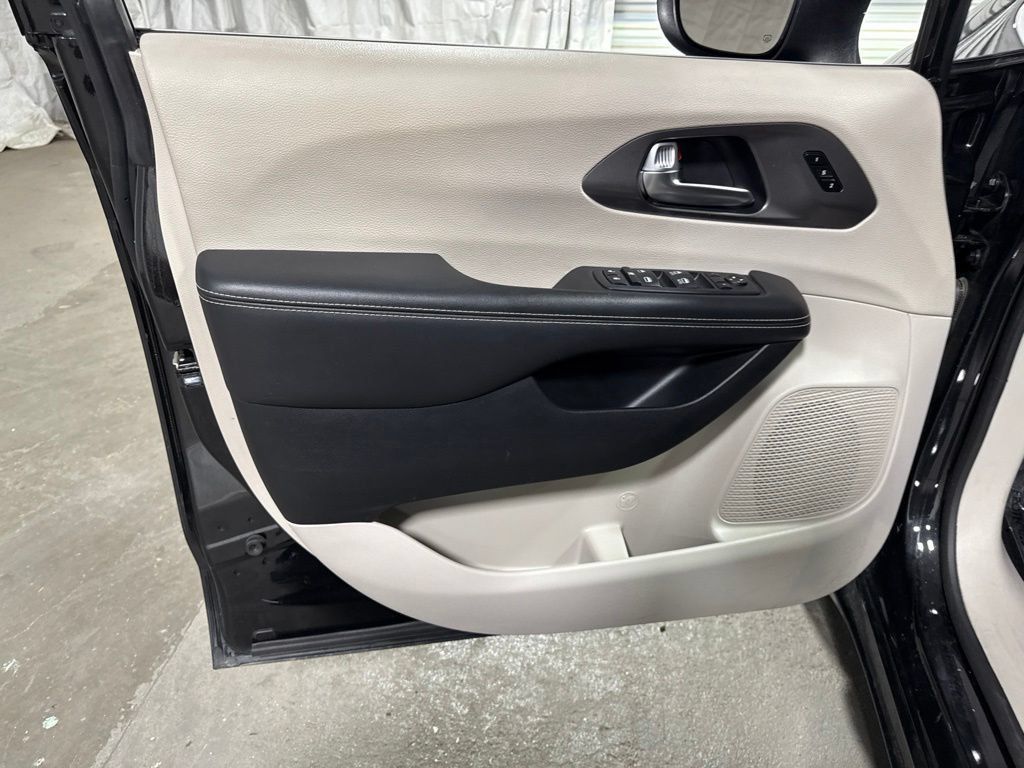 Used 2023 Chrysler Pacifica Touring-L FWD image 19
