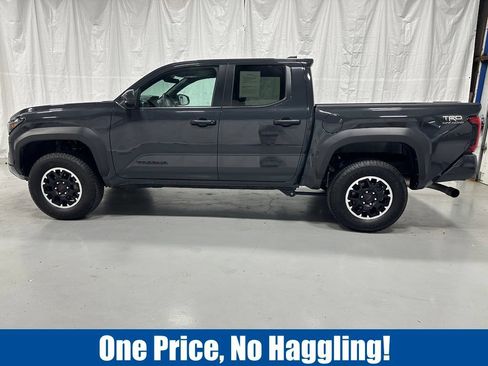 Used 2025 Toyota Tacoma TRD Off-Road AWD/4WD image 4