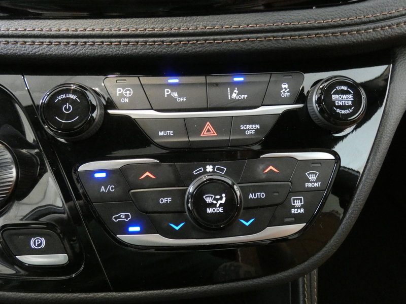Used 2025 Chrysler Pacifica Pinnacle FWD image 19