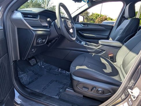 Used 2024 Jeep Grand Cherokee Laredo w/ Trailer Tow Package image 8