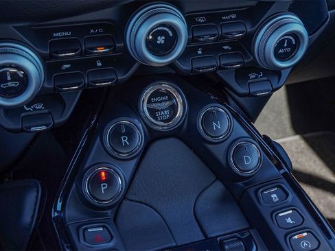 Used 2020 Aston Martin V8 Vantage Coupe image 32