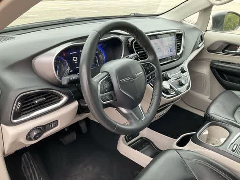 Used 2023 Chrysler Pacifica Touring-L image 10
