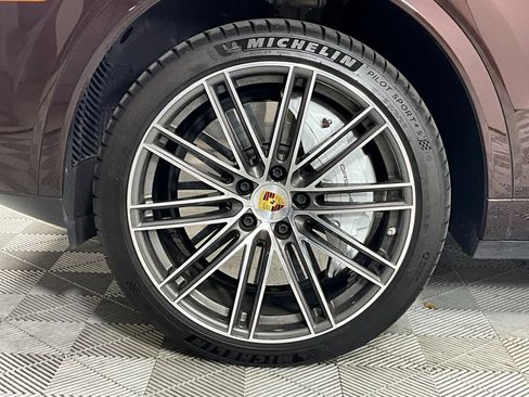 Used 2022 Porsche Cayenne Turbo image 30
