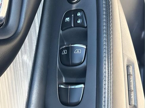 Used 2017 Nissan Murano Platinum w/ Platinum Technology Package FWD image 11