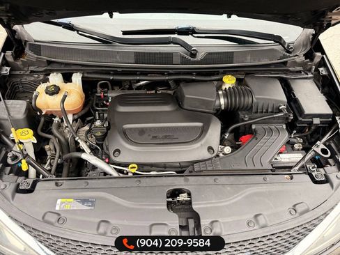 Used 2019 Chrysler Pacifica Touring-L image 32