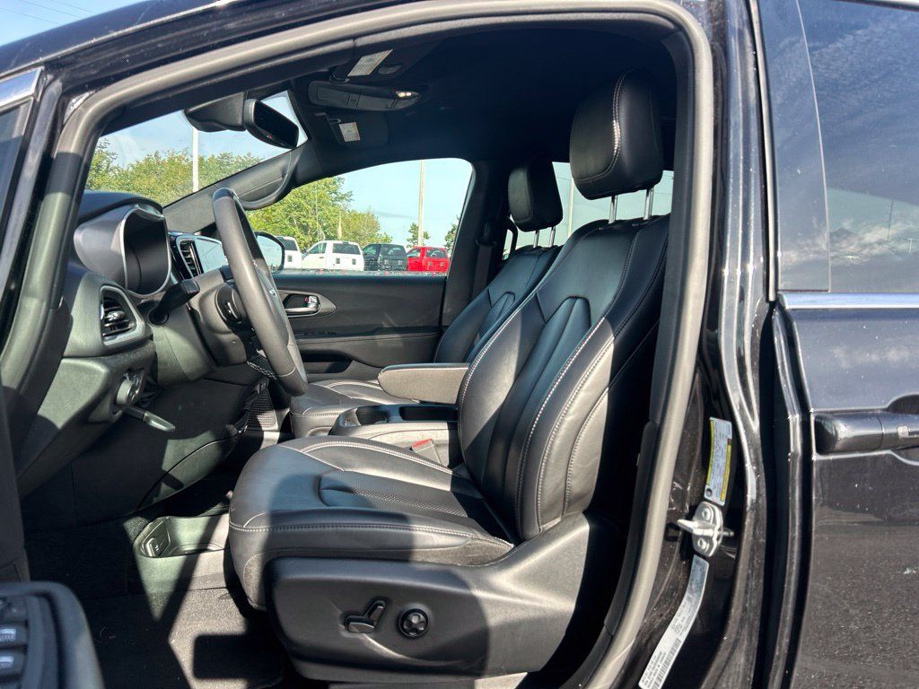 Used 2025 Chrysler Pacifica Select FWD image 6