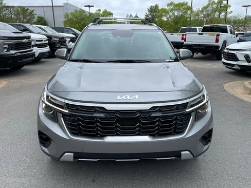 Used 2024 Kia Seltos EX image 2