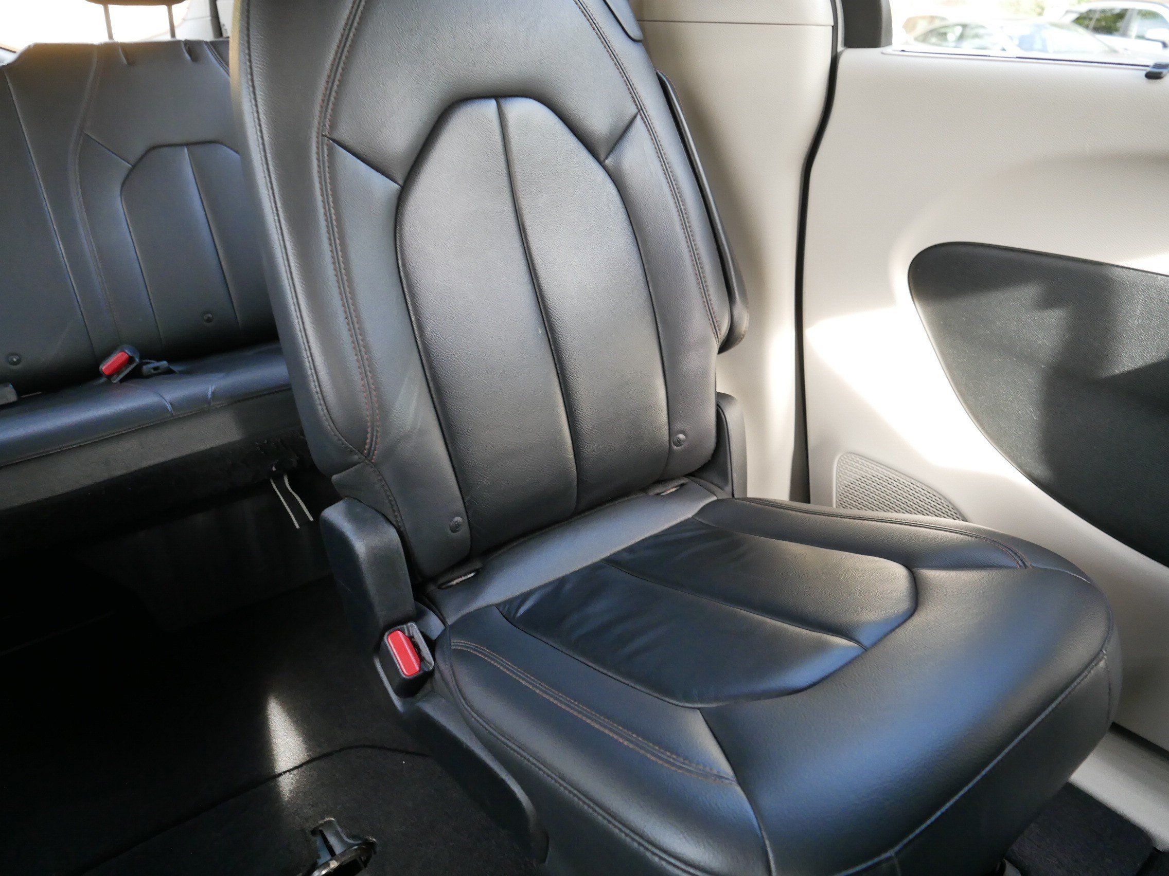 Used 2017 Chrysler Pacifica Touring-L w/ Tire & Wheel Group FWD image 14