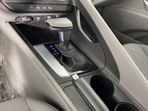 Used 2021 Hyundai Elantra SE FWD image 28
