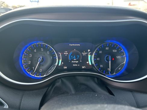 Used 2018 Chrysler Pacifica Touring-L Plus image 24