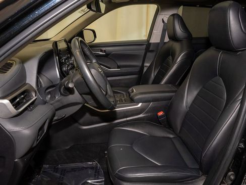 Used 2022 Toyota Highlander XLE image 11
