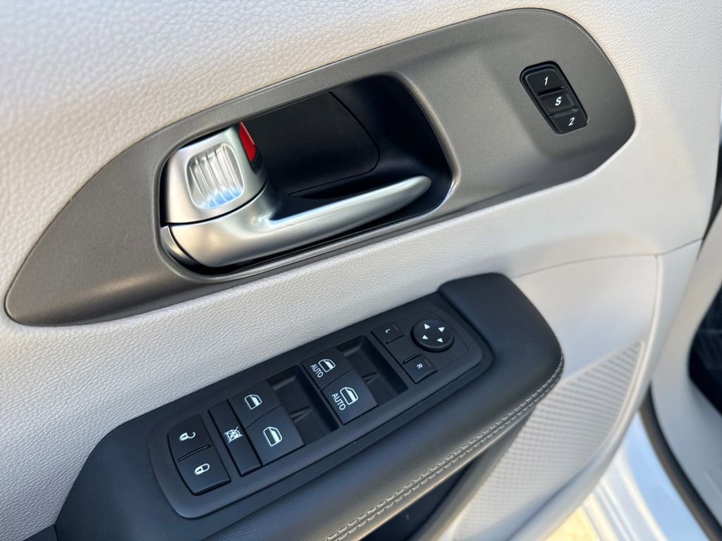Used 2024 Chrysler Pacifica Touring-L FWD image 14