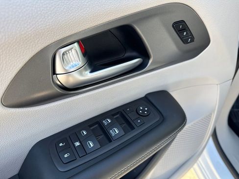 Used 2024 Chrysler Pacifica Touring-L image 14