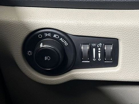 Used 2023 Chrysler Pacifica Touring-L FWD image 29