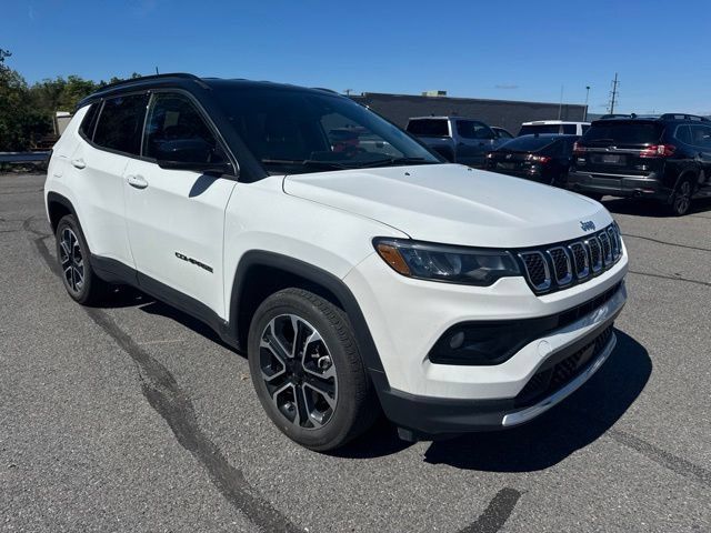 Used 2023 Jeep Compass Limited AWD/4WD image 3