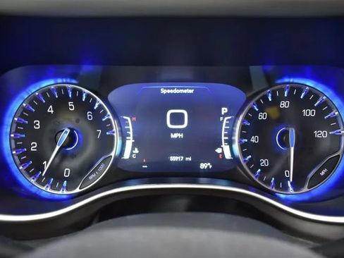 Used 2024 Chrysler Pacifica Touring-L FWD image 27