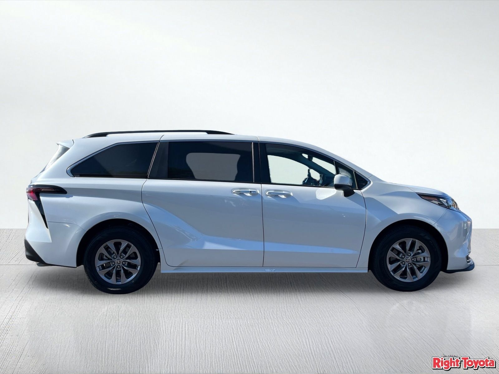 Certified 2024 Toyota Sienna XLE FWD image 8