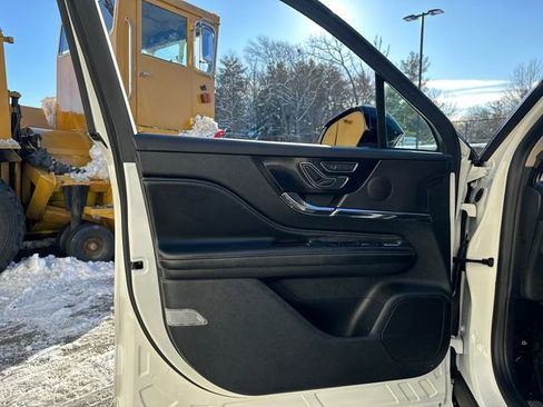 Used 2025 Lincoln Corsair AWD w/ Equipment Group 101A image 20