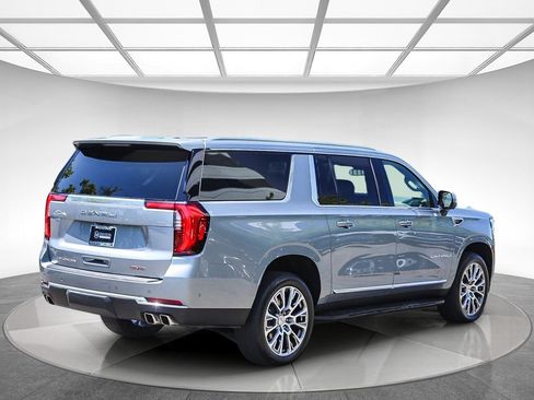 Used 2025 GMC Yukon XL Denali AWD/4WD image 4