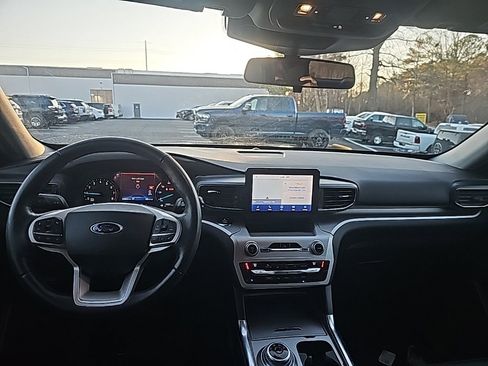 Used 2021 Ford Explorer XLT w/ Equipment Group 202A image 11