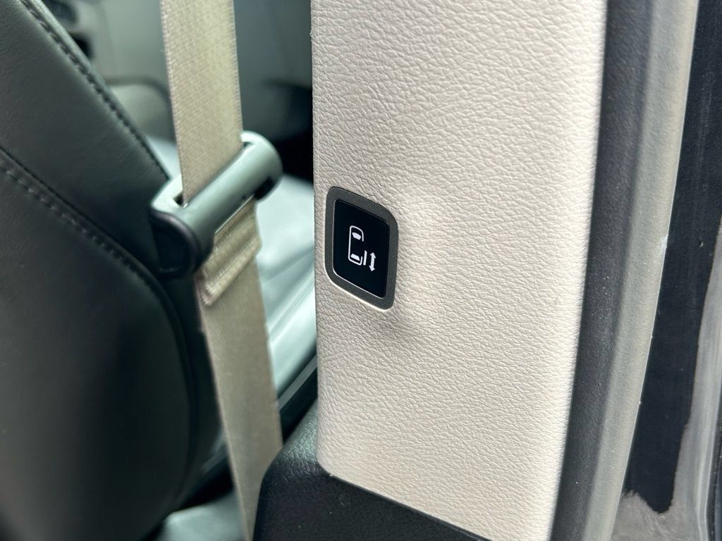 Used 2023 Chrysler Pacifica Touring-L FWD image 33