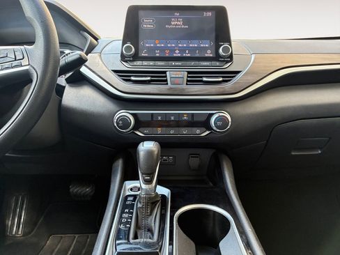 Used 2024 Nissan Altima 2.5 SV FWD image 11