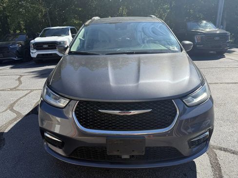 Used 2021 Chrysler Pacifica Touring-L FWD image 6
