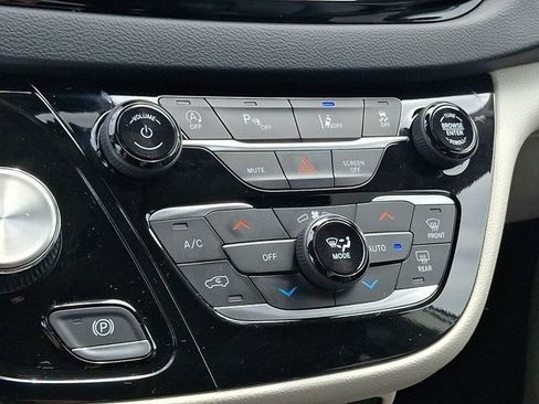 Certified 2023 Chrysler Pacifica Touring-L FWD image 21