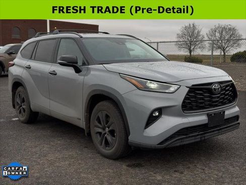 Certified 2025 Toyota Highlander XLE image 1