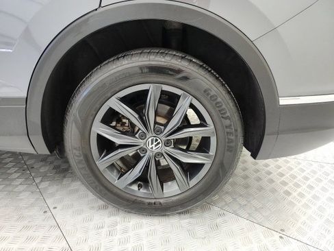 Used 2022 Volkswagen Tiguan SE w/ Panoramic Sunroof Package image 18