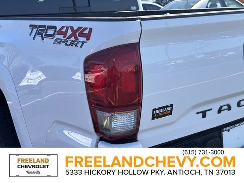 Used 2017 Toyota Tacoma TRD Sport w/ Tow Package (A/T) image 12