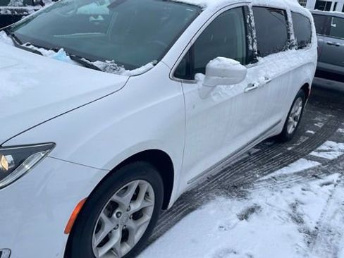 Used 2019 Chrysler Pacifica Touring-L Plus w/ Tire & Wheel Group image 3