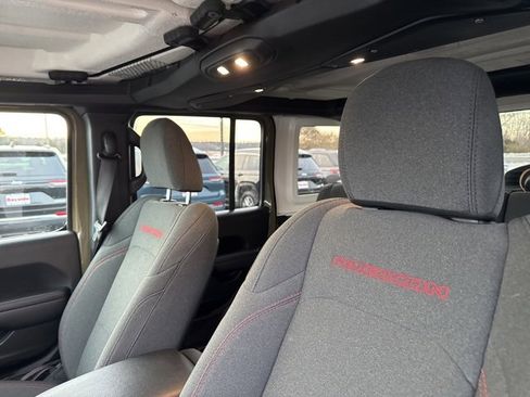 Used 2025 Jeep Wrangler Unlimited Rubicon image 23