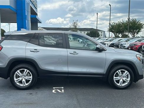 Used 2024 GMC Terrain SLE image 8