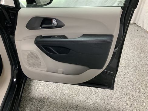 Used 2024 Chrysler Pacifica Touring-L FWD image 23