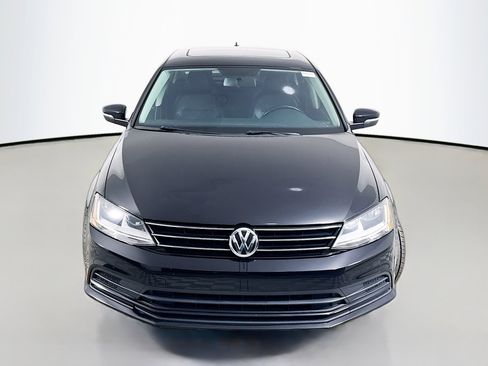 Used 2017 Volkswagen Jetta SE image 2