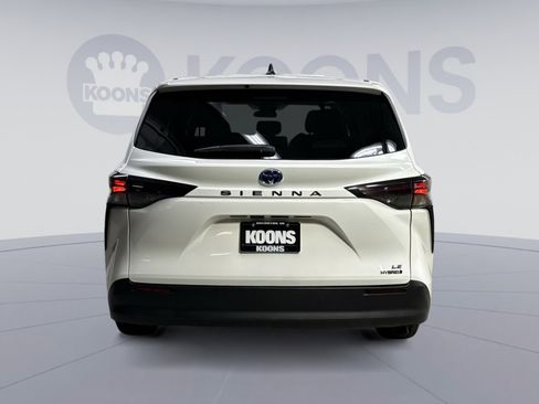 Used 2024 Toyota Sienna LE FWD image 19