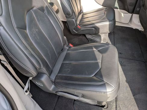 Certified 2023 Chrysler Pacifica Touring-L image 24