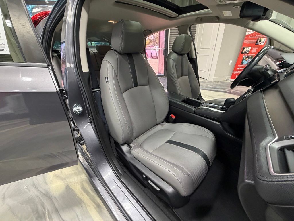 Used 2018 Honda Civic Touring image 4