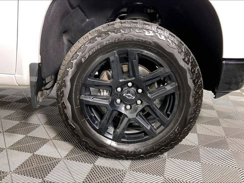 Used 2025 Chevrolet Silverado 1500 LT Trail Boss w/ Convenience Package II AWD/4WD image 12