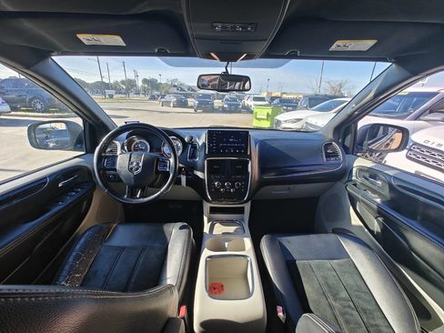 Used 2017 Dodge Grand Caravan SXT image 8