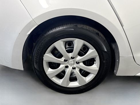 Used 2021 Toyota Corolla LE image 32