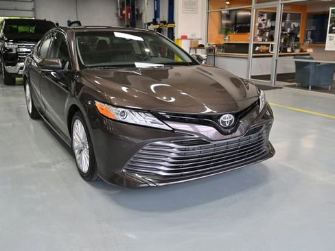 Used 2018 Toyota Camry XLE w/ Driver Assist Package FWD image 3