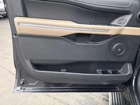 Used 2024 Ford Expedition Limited image 12